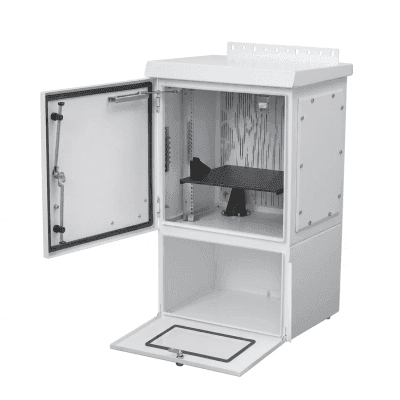 Gabinete Para Exterior OSP ComLine de 18 UR con espacio para Baterías, 700 mm de Ancho, 600 mm de Profundidad De Aluminio, Color Gris Claro Con Protección NEMA 4/12/4X/3/3R; IP66