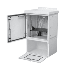Gabinete Para Exterior OSP ComLine de 18 UR con espacio para Baterías, 700 mm de Ancho, 600 mm de Profundidad De Aluminio, Color Gris Claro Con Protección NEMA 4/12/4X/3/3R; IP66