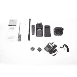 Radio Portátil Aéreo, rango de frecuencia 118-136.99166 MHz, 6W PEP, 200 canales alfanuméricos, pantalla de 8 caracteres, incluye bateria, cargador, antena y clip