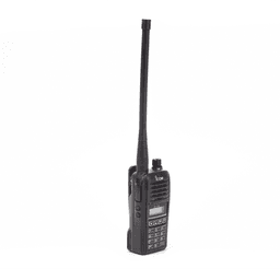 Radio Portátil Aéreo, rango de frecuencia 118-136.99166 MHz, 6W PEP, 200 canales alfanuméricos, pantalla de 8 caracteres, incluye bateria, cargador, antena y clip