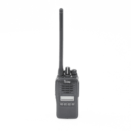 Radio Digital NXDN en la banda de VHF, rango de frecuencia 136-174MHz, sumergible IP67, analógico y digital, opera en sistemas trunking y convencional, 5W de potencia.