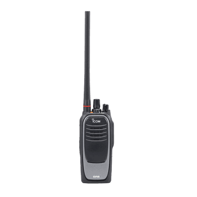 Radio digital NXDN sin pantalla en la banda de UHF, rango de frecuencia 450-512MHz, sumergible IP67, con encriptación DES, GPS,  bluethooth, grabador de voz, 32 canales.  Batería, cargador, antena y clip incluidos.