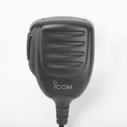 Radio Móvil Analógico en rango de frecuencia 136-174 MHz, 50 W de potencia de RF. Incluye micrófono, cable de corriente y bracket.