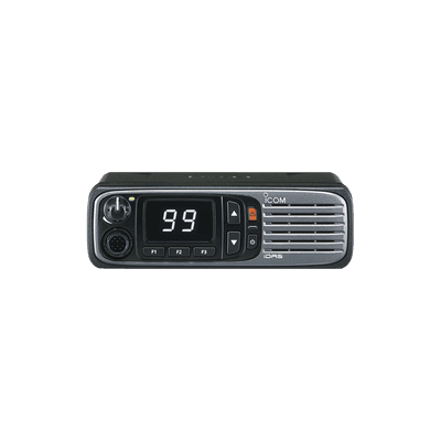 Radio móvil digital con pantalla numérica, en rango de 136-174MHz, de 99 canales seleccionables, GPS, y bluethooth .  Incluye micrófono, cable de corriente y bracket.
