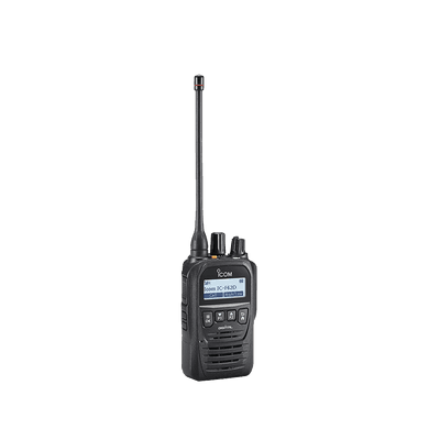 Radio digital NXDN con pantalla, en banda de UHF, rango de frecuencia 450-512MHz, con 512 canales, sumergible IP67, bluethooth, grabador de voz.  Batería, cargador, antena y clip incluidos.