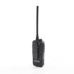 Radio portátil marino color negro, 5 W de potencia RF, 0.5 W de salida de audio, flotante, sumergible IPX7, Tx: 156.025-157.425MHz, Rx: 156.050-163.275MHz , incluye batería de 1500mAh, cargador, antena clip y correa de mano