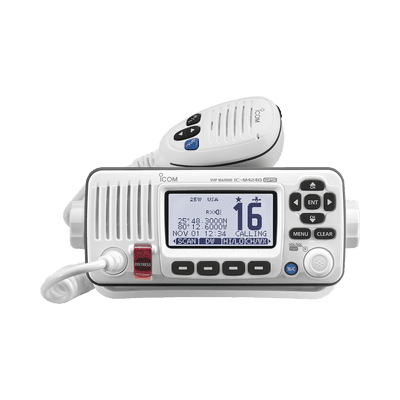 Radio Móvil Marino, color blanco, 25W, Tx:156.025-157.425MHz, Rx:156.050-163.275MHz, con GPS interconstruido, pantalla de matriz de puntos de fondo blanco, capacidad de llamada selectiva DSC, canales CAN,USA,INT incluye microfono, cable de alim..