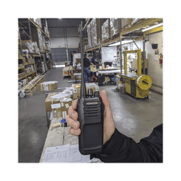 Radio portátil UHF 400-470 MHz, Analógico, 5 Watts, 64 Canales, GPS, IP55, MIL-STD-810, Inc. antena, batería, cargador y clip