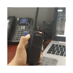 Radio portátil UHF 400-470 MHz, Analógico, 5 Watts, 64 Canales, GPS, IP55, MIL-STD-810, Inc. antena, batería, cargador y clip