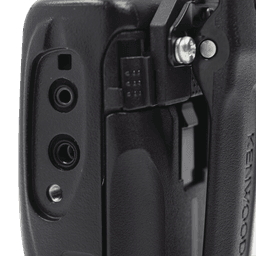 Radio portátil UHF 440-480 MHz, práctico y ligero, MIL-STD-810, 16 Canales, DTMF, IP54, VOX, Scan, Incluye antena, batería, cargador y clip