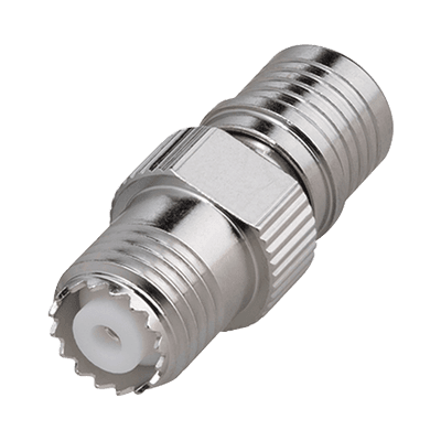 Adaptador en Línea, de Conector QMA (Quick Mate) Macho a Mini-UHF Hembra, Bronce Blanco/ Oro/ Teflón.