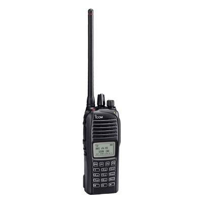 Radio digital NXDN en la banda de VHF, rango de frecuencia 136-174MHz, sumergible IP67, GPS interconstruido, opera en sistemas trunking tipo C.Batería, cargador, antena y clip incluidos. 