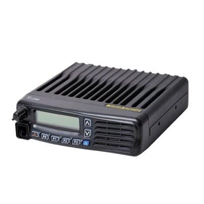Radio móvil digital ICOM, Rx-Tx: 400-470MHz, Trunking tipo C, Over the air alias, 45W de potencia.  Incluye micrófono, cable de corriente y bracket.